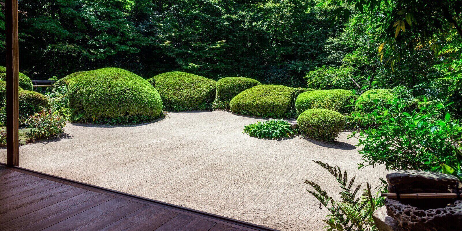 Creating a garden decorated with tradition and master craftsmanship.