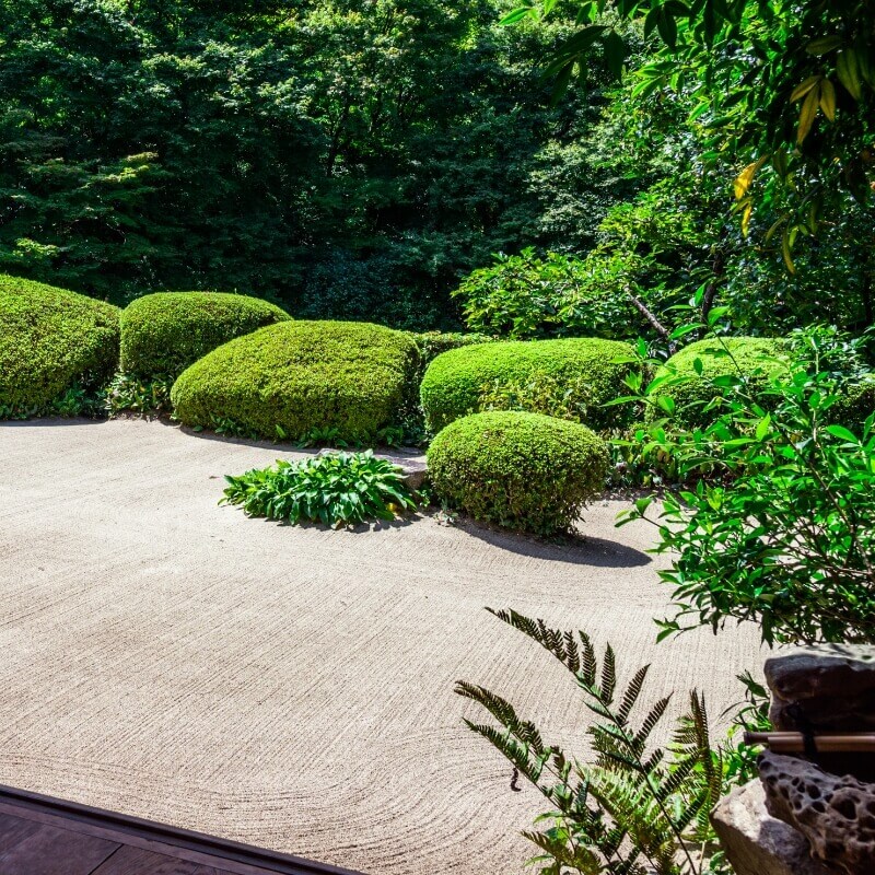Creating a garden decorated with tradition and master craftsmanship.